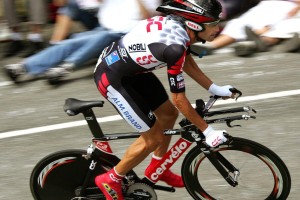 ng体育官网|库里撤步三分绝技再现，勇士险胜开拓者保留季后赛悬念