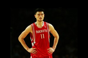 ng体育下载_英超双雄目光聚焦法甲，曼联与水晶宫竞逐朗斯中卫新星拜多