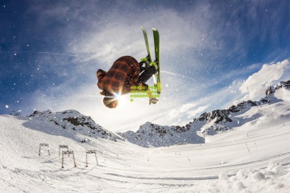 ng体育官网|关键球争议！萨格斯三分遭大桥犯规引挑战 尼克斯逆转判罚锁定胜局